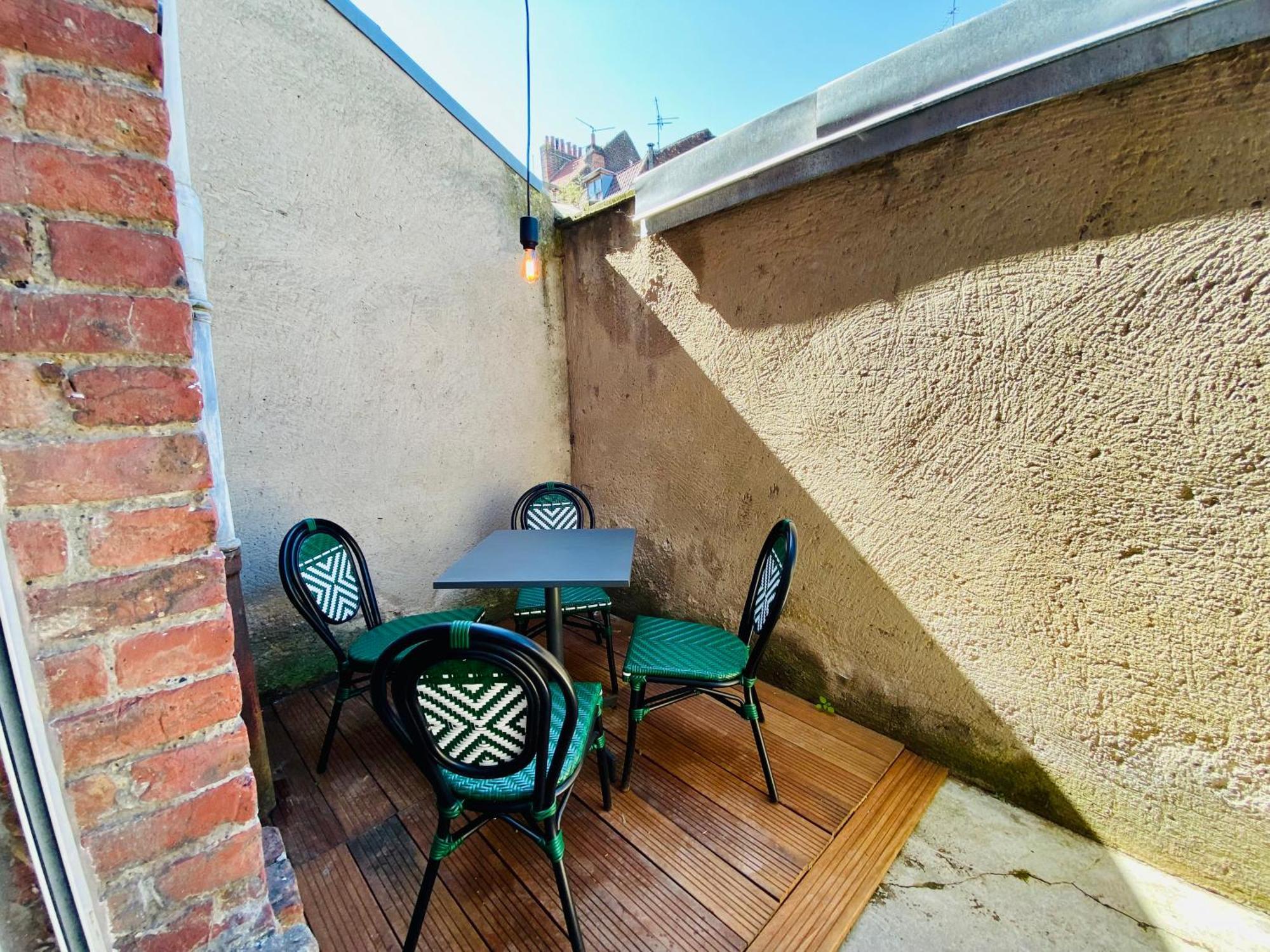 Oasis Urbaine - Spacieux Et Calme Avec Patio Lilla Esterno foto